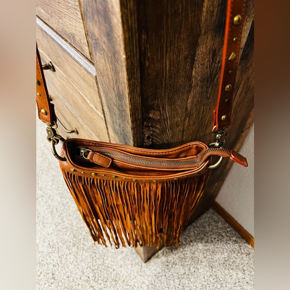 Shyanne Western Fringe Crossbody Purse - Picture 4 of 7
